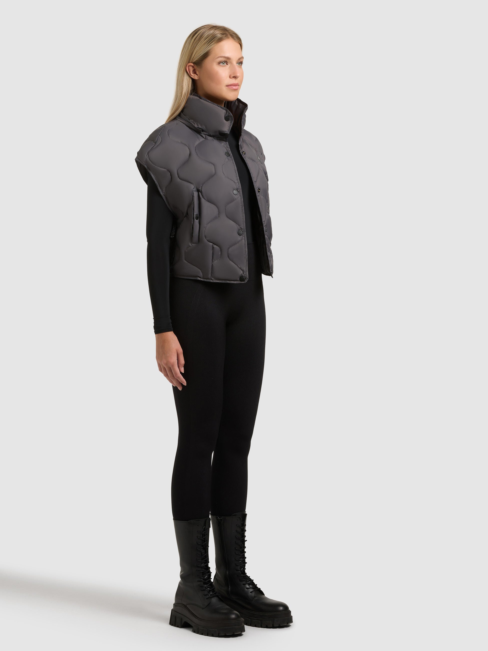 khujo-weste-ninga-slate-grey-gesteppte-damen-steppweste-mit-kapuze image 2