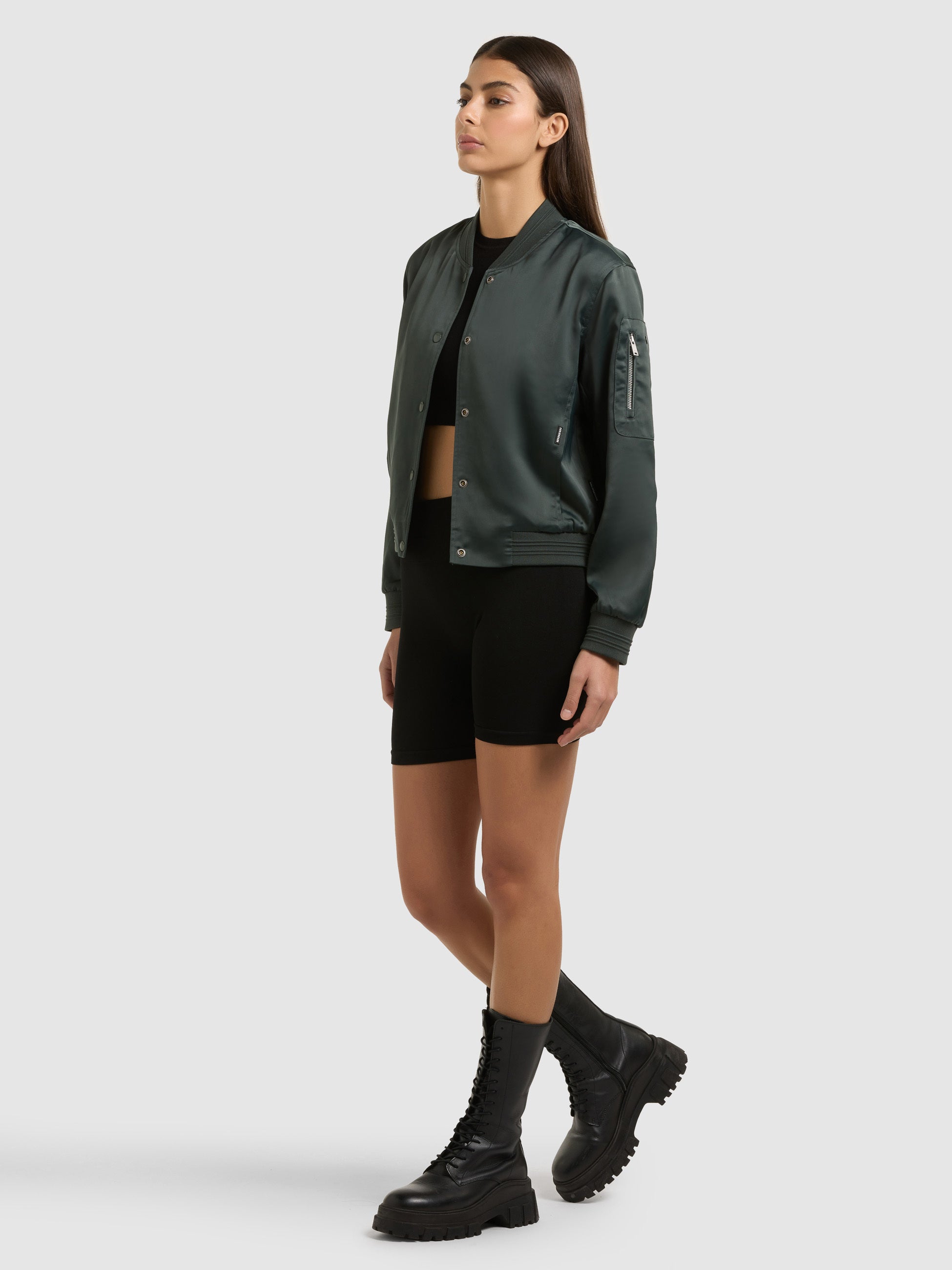 khujo-tami-damen-bomberjacke-satin-treetop-green image 6