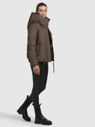 khujo-peeke-damen-winterjacke-taupe-dunkel-mit-handschuhen image 6
