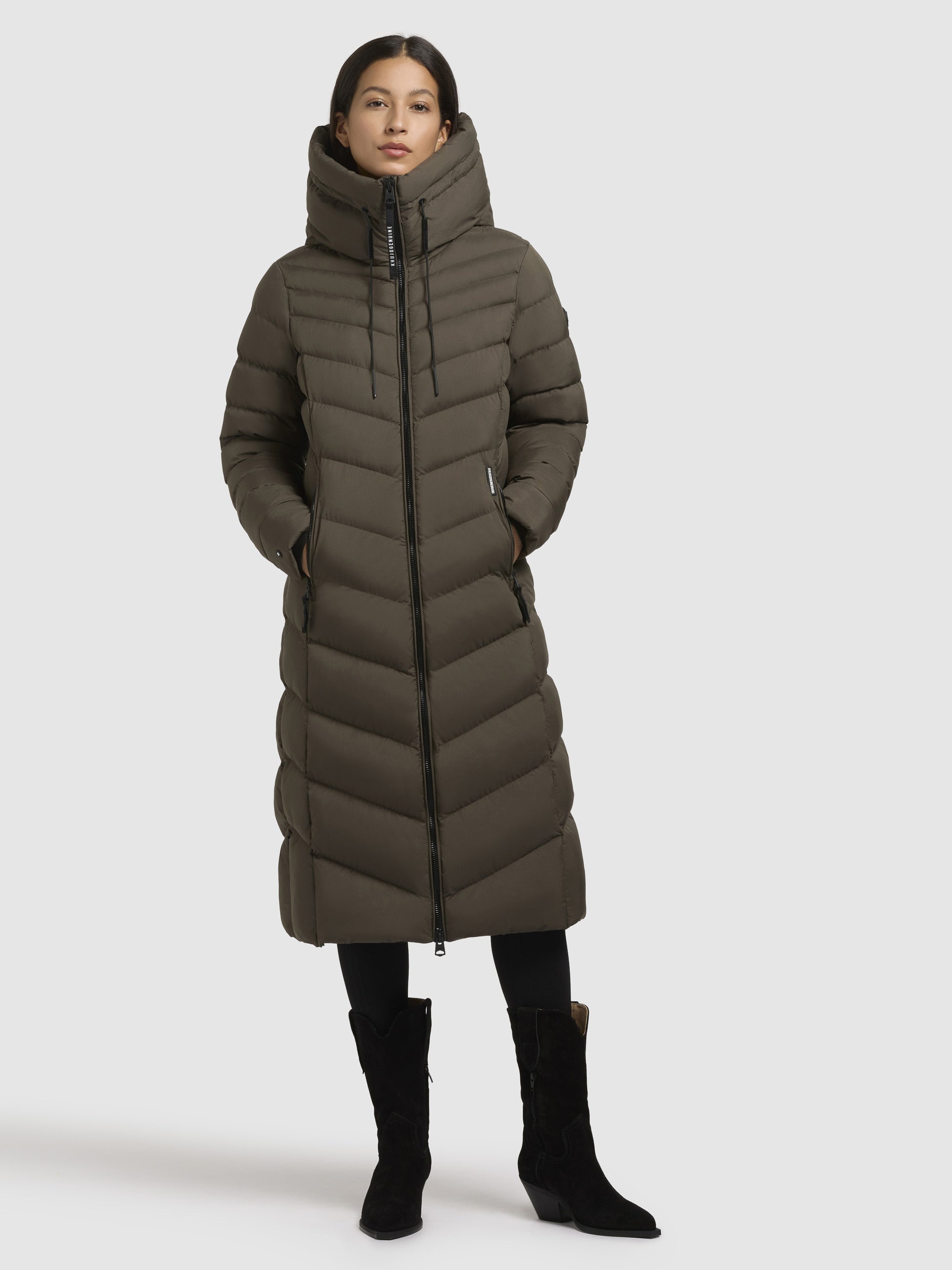 khujo-stoane-damen-steppmantel-khaki-wadenlang-figurbetont-mit-kapuze image 1
