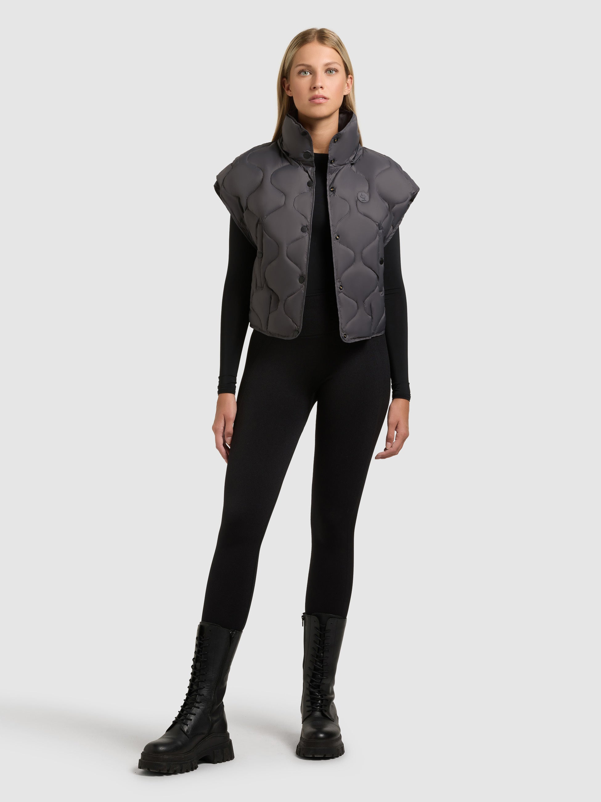 khujo-weste-ninga-slate-grey-gesteppte-damen-steppweste-mit-kapuze image 6