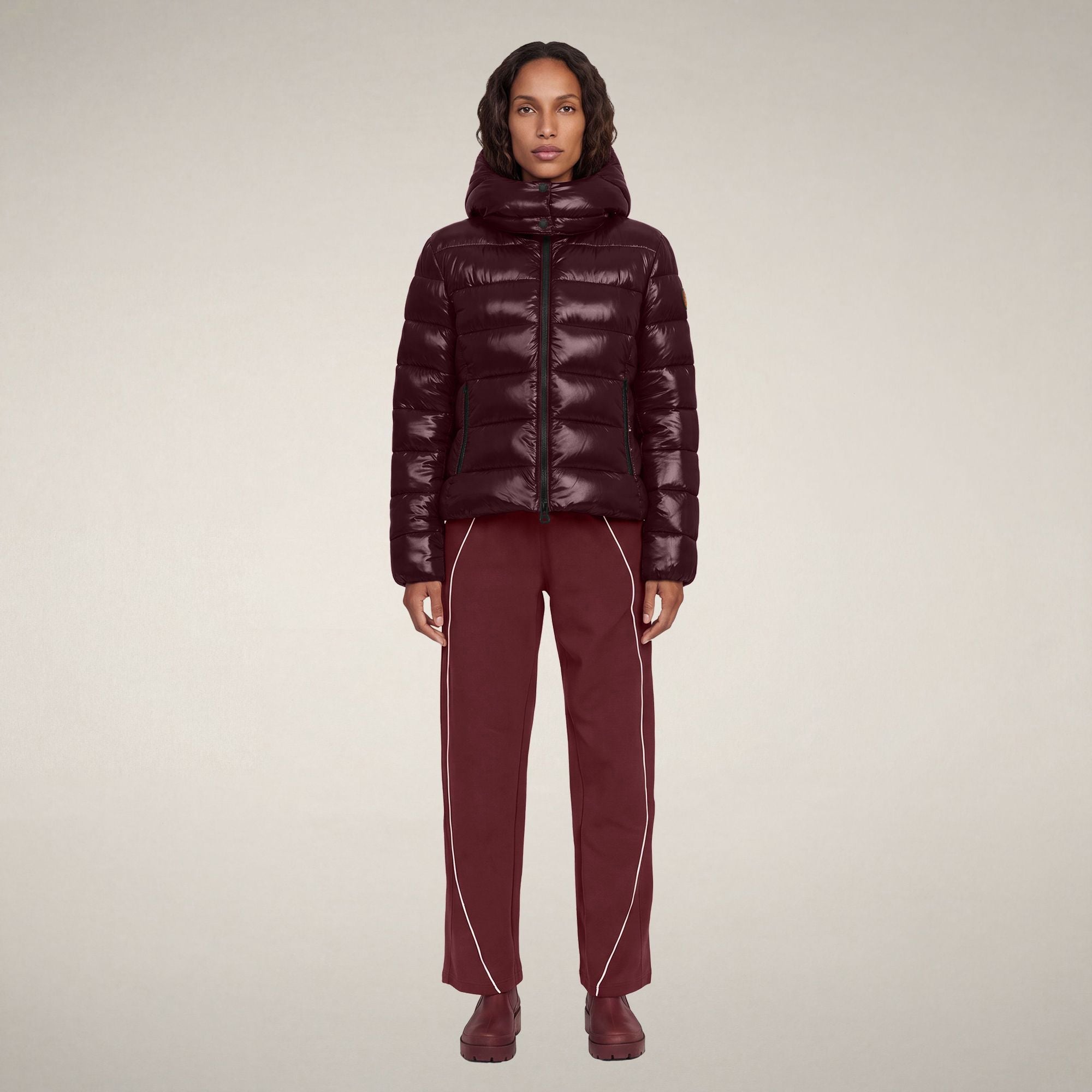 save-the-duck-cosmary-damen-daunenjacke-slim-bordeaux-mit-lack-finish image 1