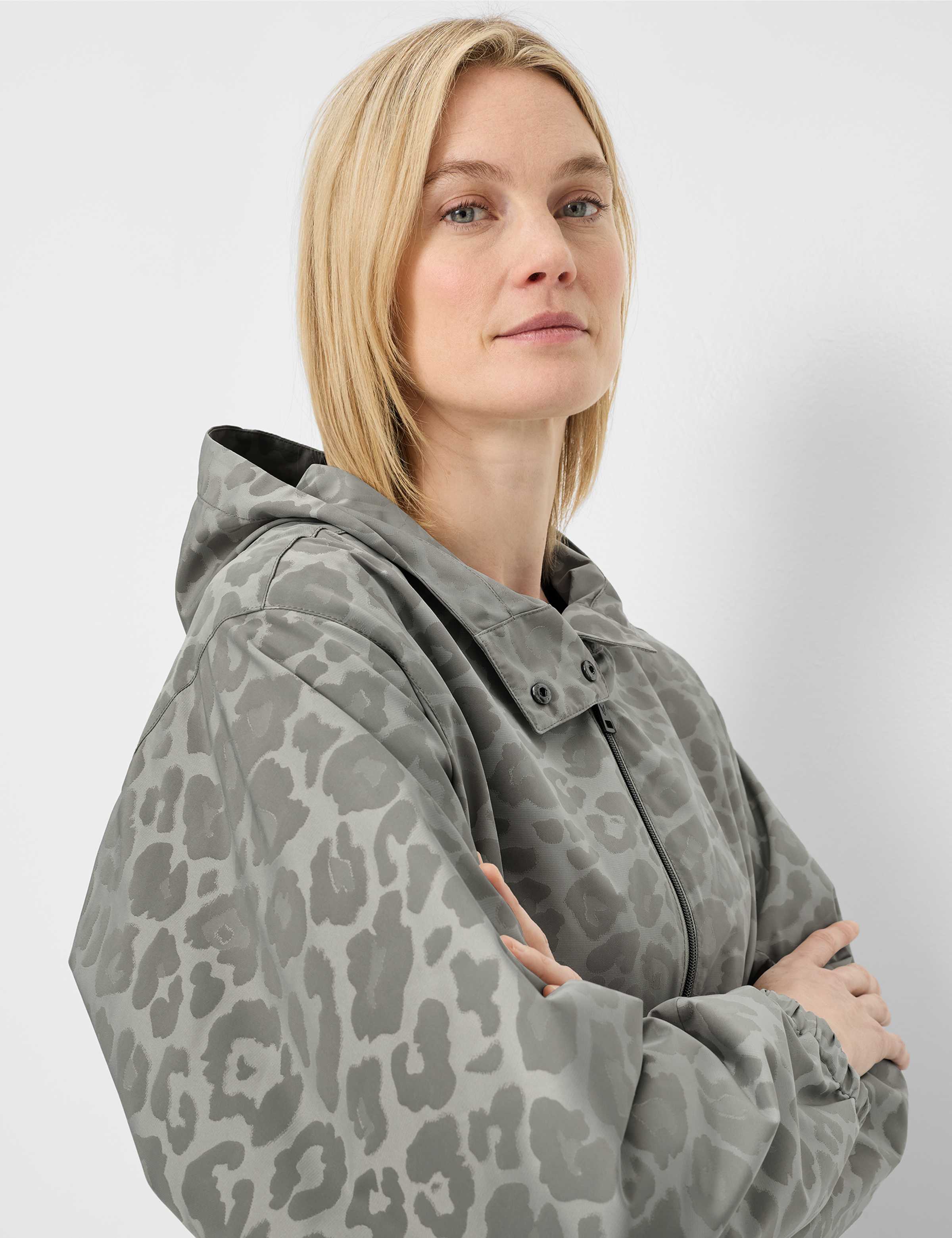 fuchs-schmitt-damen-kurzmantel-arezzo-mit-leo-print-und-kapuze image 3