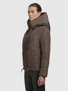 khujo-peeke-damen-winterjacke-taupe-dunkel-mit-handschuhen image 5