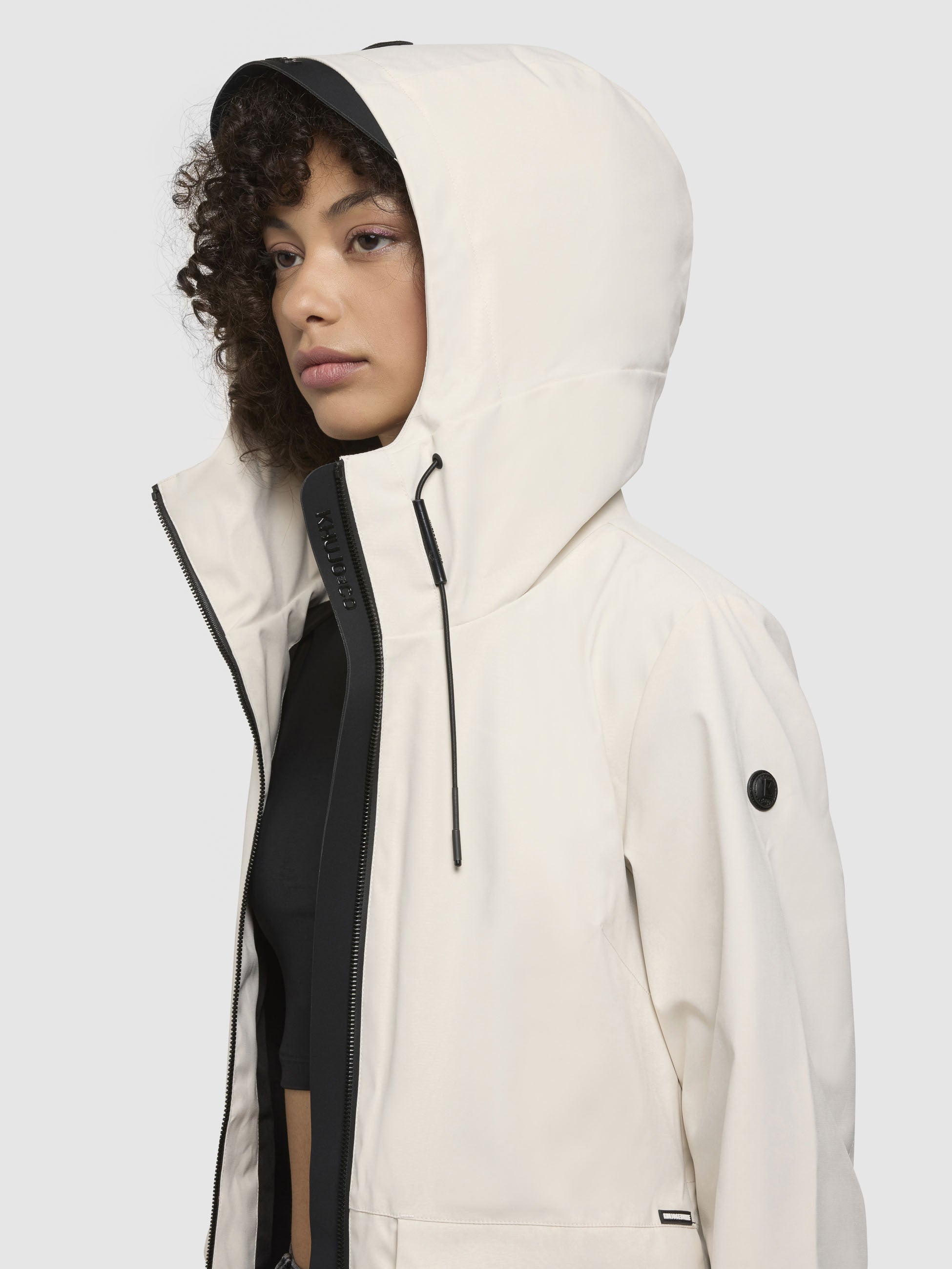 khujo-jacke-yoni-naturwei-damen-sommer-regenjacke-wasserabweisend image 7
