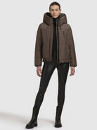 khujo-peeke-damen-winterjacke-taupe-dunkel-mit-handschuhen image 2