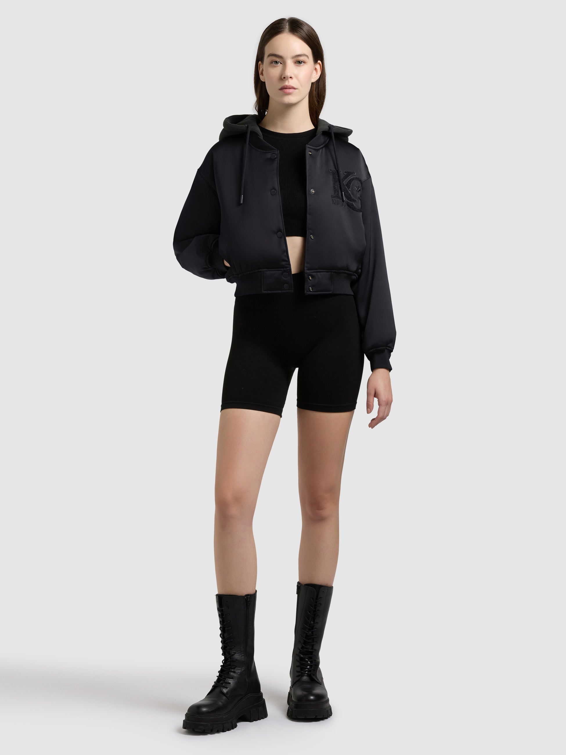 khujo-jacke-chani-black-leicht-wattierte-bomberjacke-mit-kapuze-aus-satin image 6