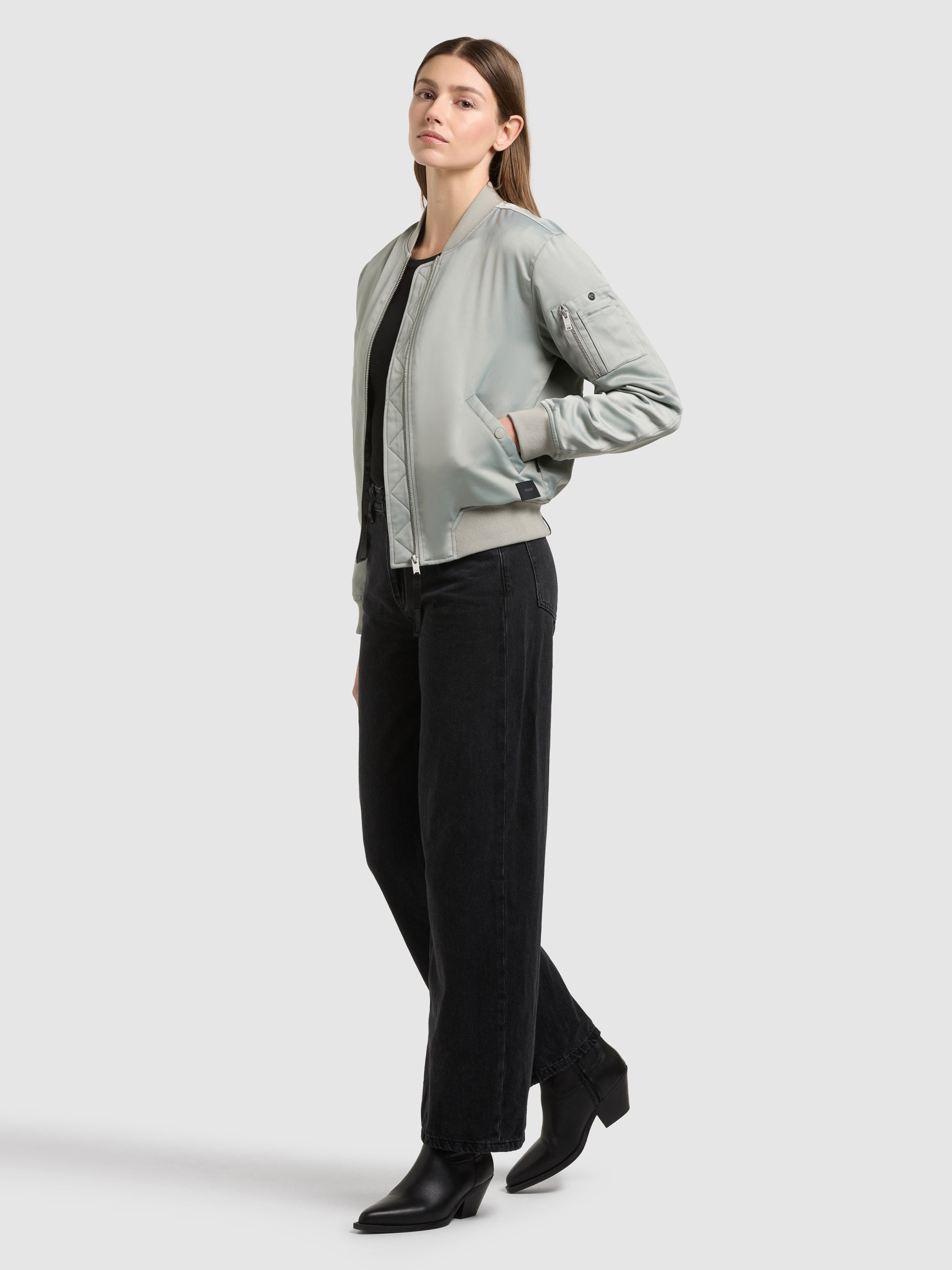 khujo-beth-bomberjacke-damen-cloud-green-satin image 2