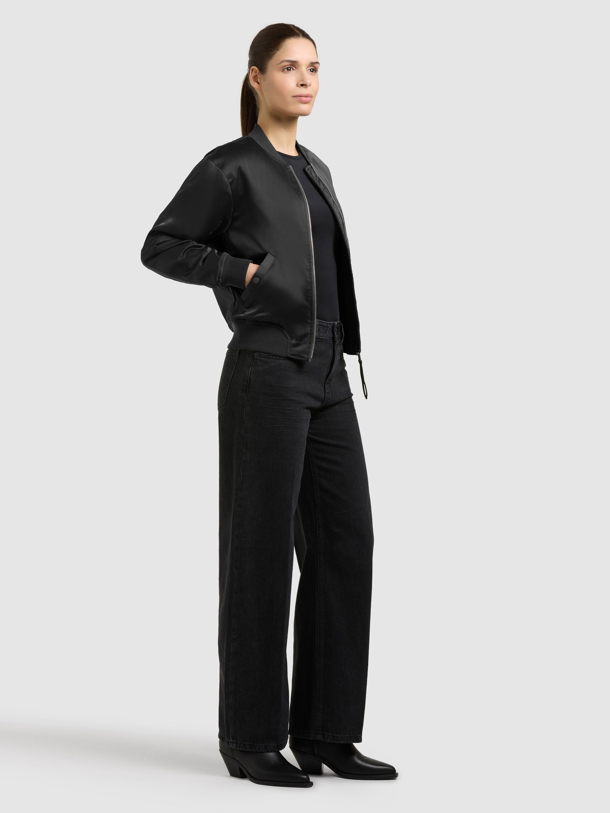 khujo-jacke-beth-black-bomberjacke-damen-satin-leicht-wattiert image 2