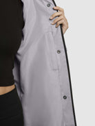 khujo-coat-liede-gray-purple-kurzer-damen-regenmantel-mit-kapuze image 8