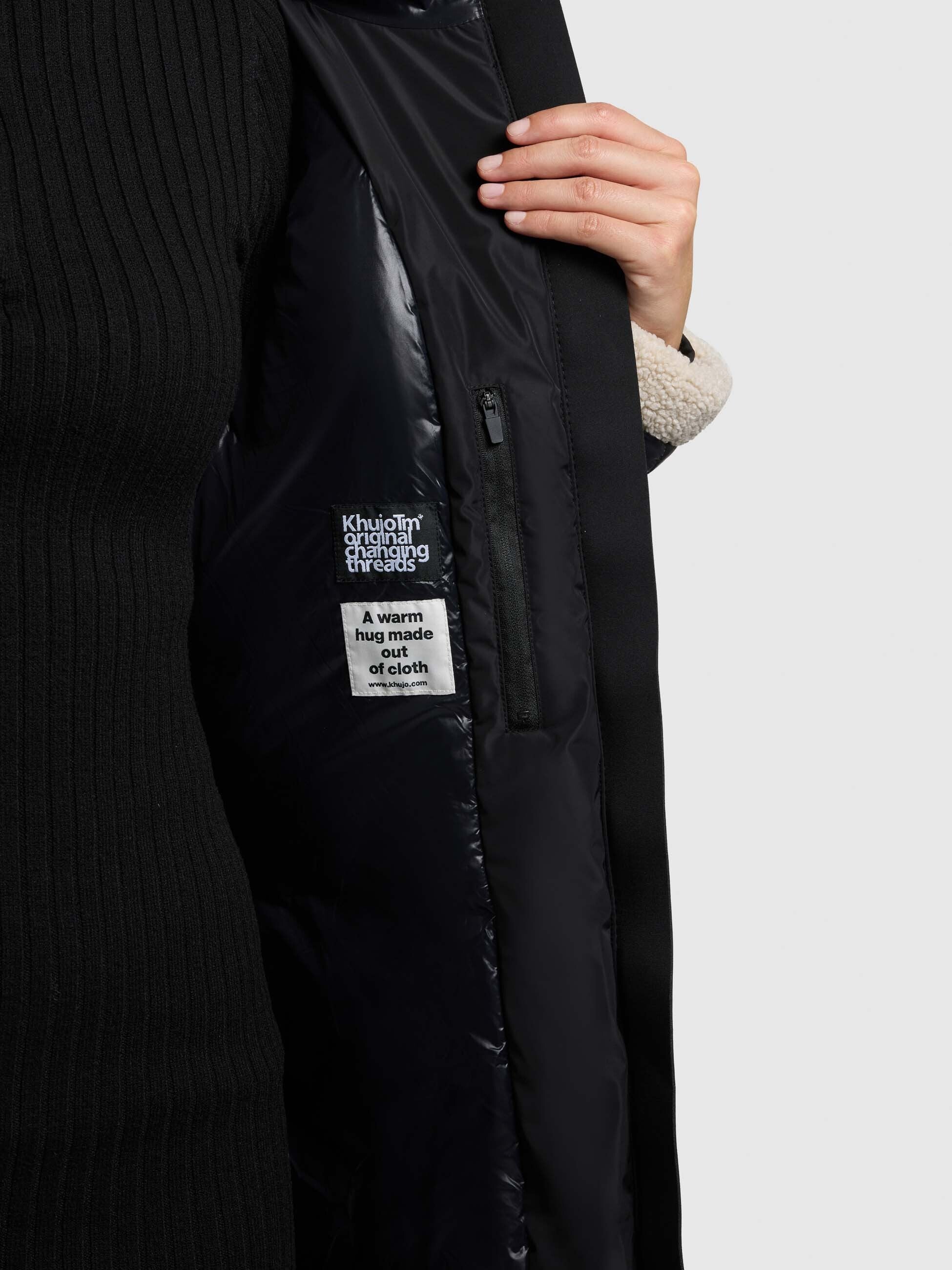 khujo-poppy-damen-kurzmantel-knielang-teddyfleece-schwarz image 8