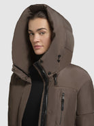 khujo-peeke-damen-winterjacke-taupe-dunkel-mit-handschuhen image 8