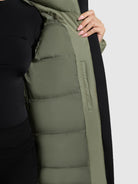 khujo-linari-damen-mantel-muted-green-wadenlanger-steppmantel-mit-kapuze image 8