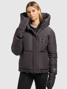 khujo-peeke2-damen-steppjacke-graphite-grey-mit-handschuhen image 7
