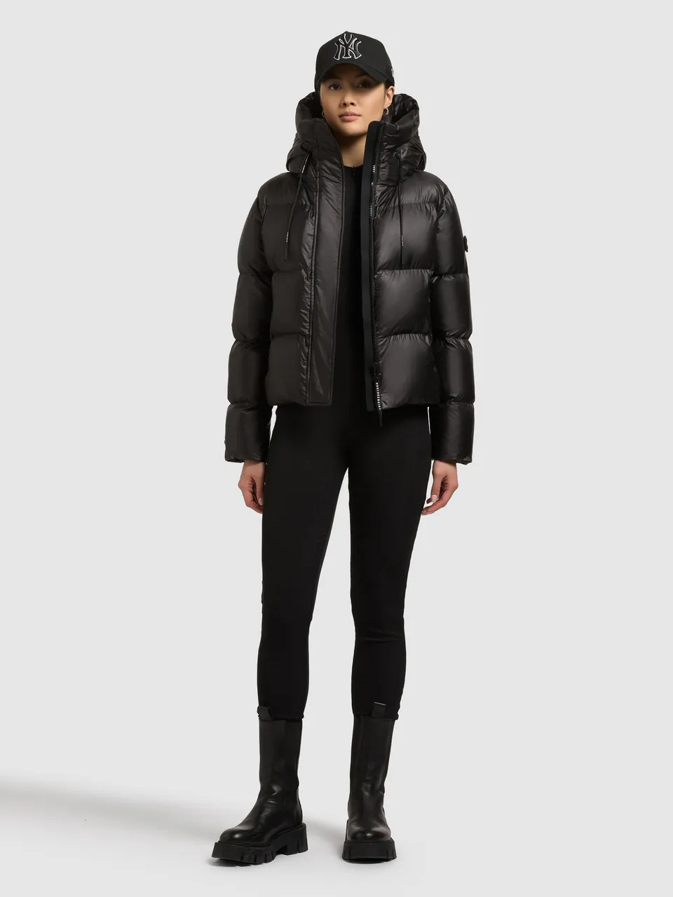 khujo-jacke-enits-shiny-black-kurze-damen-steppjacke-gl-nzend image 1