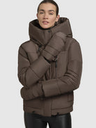 khujo-peeke-damen-winterjacke-taupe-dunkel-mit-handschuhen image 7