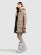 khujo-kelsi-damen-coat-greige-kurzer-steppmantel-mit-kunstfell-kapuze image 2