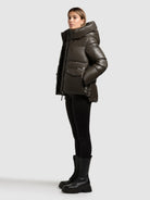 khujo-jacke-aurora-brown-gesteppte-kapuzenjacke-in-lederoptik-wasserabweisend image 2
