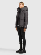 khujo-peeke2-damen-steppjacke-graphite-grey-mit-handschuhen image 2