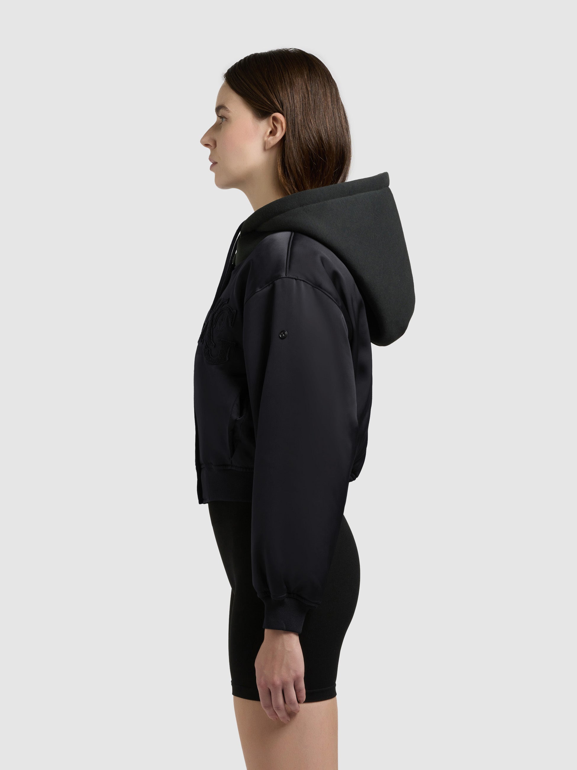 khujo-jacke-chani-black-leicht-wattierte-bomberjacke-mit-kapuze-aus-satin image 5