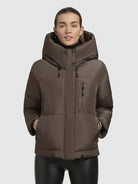 khujo-peeke-damen-winterjacke-taupe-dunkel-mit-handschuhen image 4