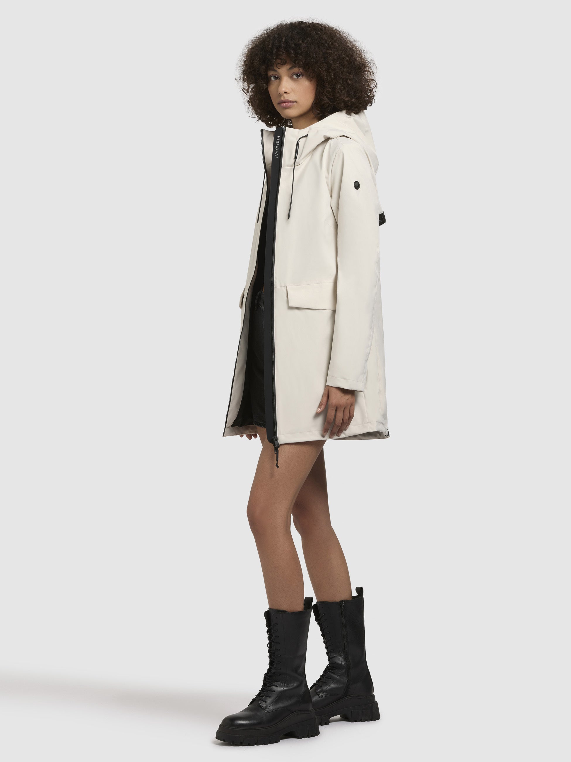 khujo-jacke-yoni-naturwei-damen-sommer-regenjacke-wasserabweisend image 2