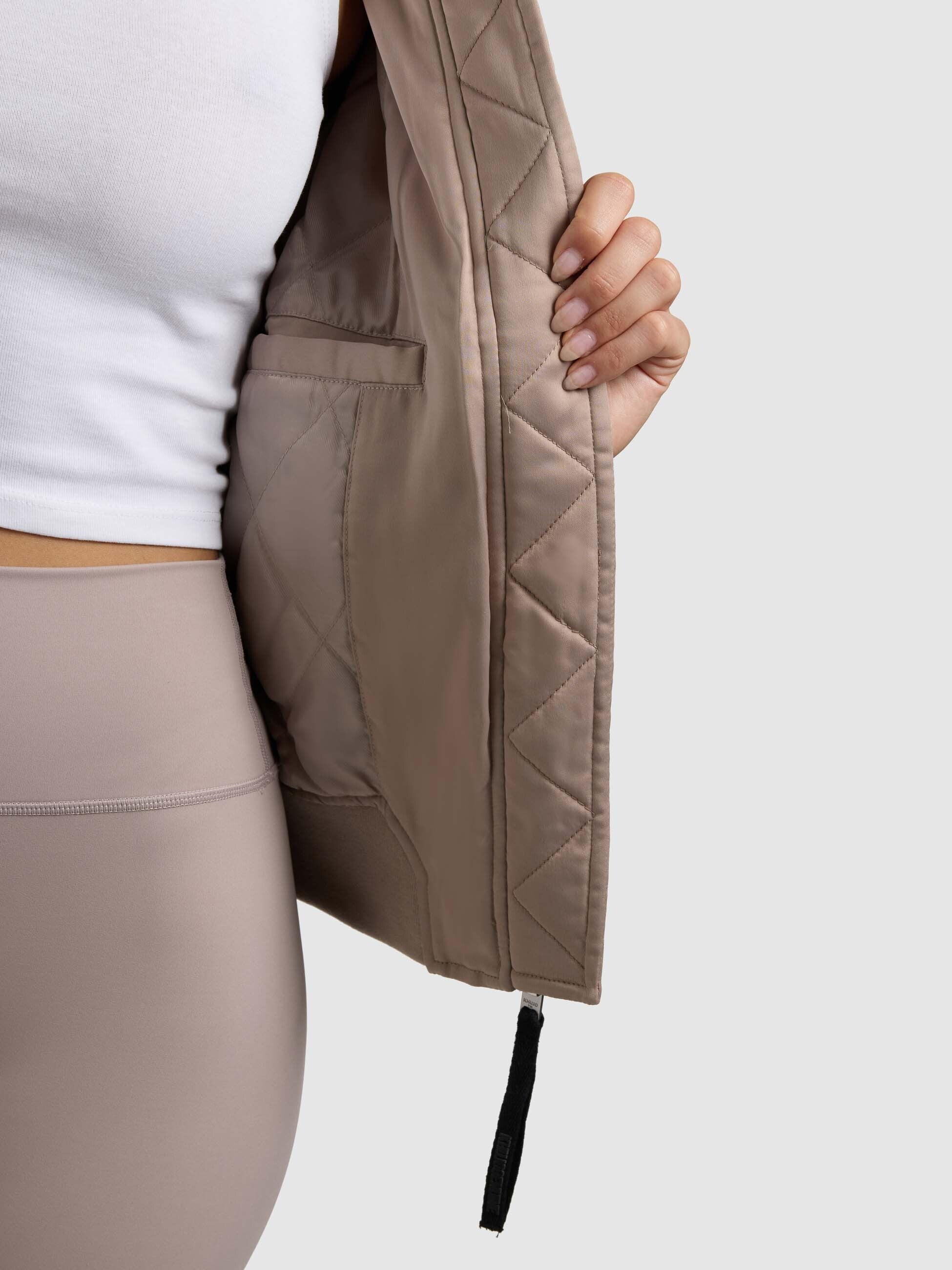 khujo-jacke-beth-latte-beige-bomberjacke-damen-satin-leicht-wattiert image 8