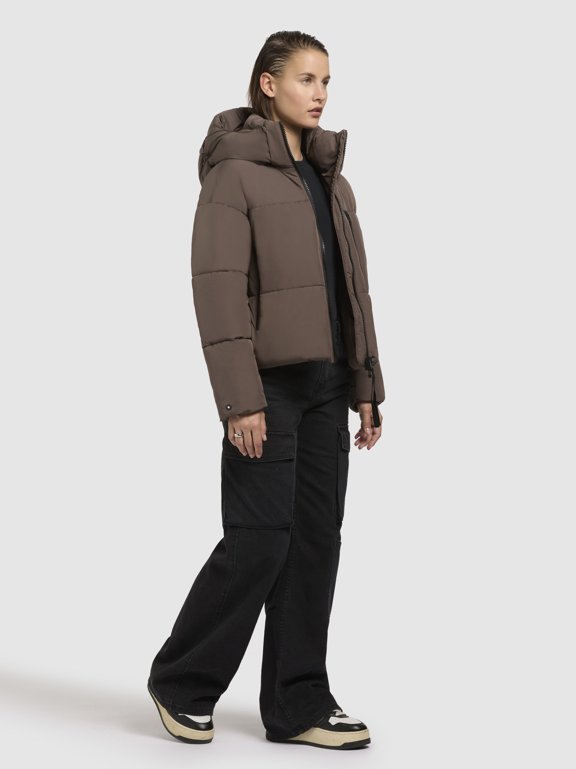 khujo-jacke-luxa-taupe-dunkel-kurze-steppjacke-damen-mit-abnehmbarer-kapuze image 2