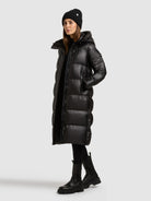 khujo-coulin-shiny-damen-steppmantel-schwarz-gl-nzend image 2