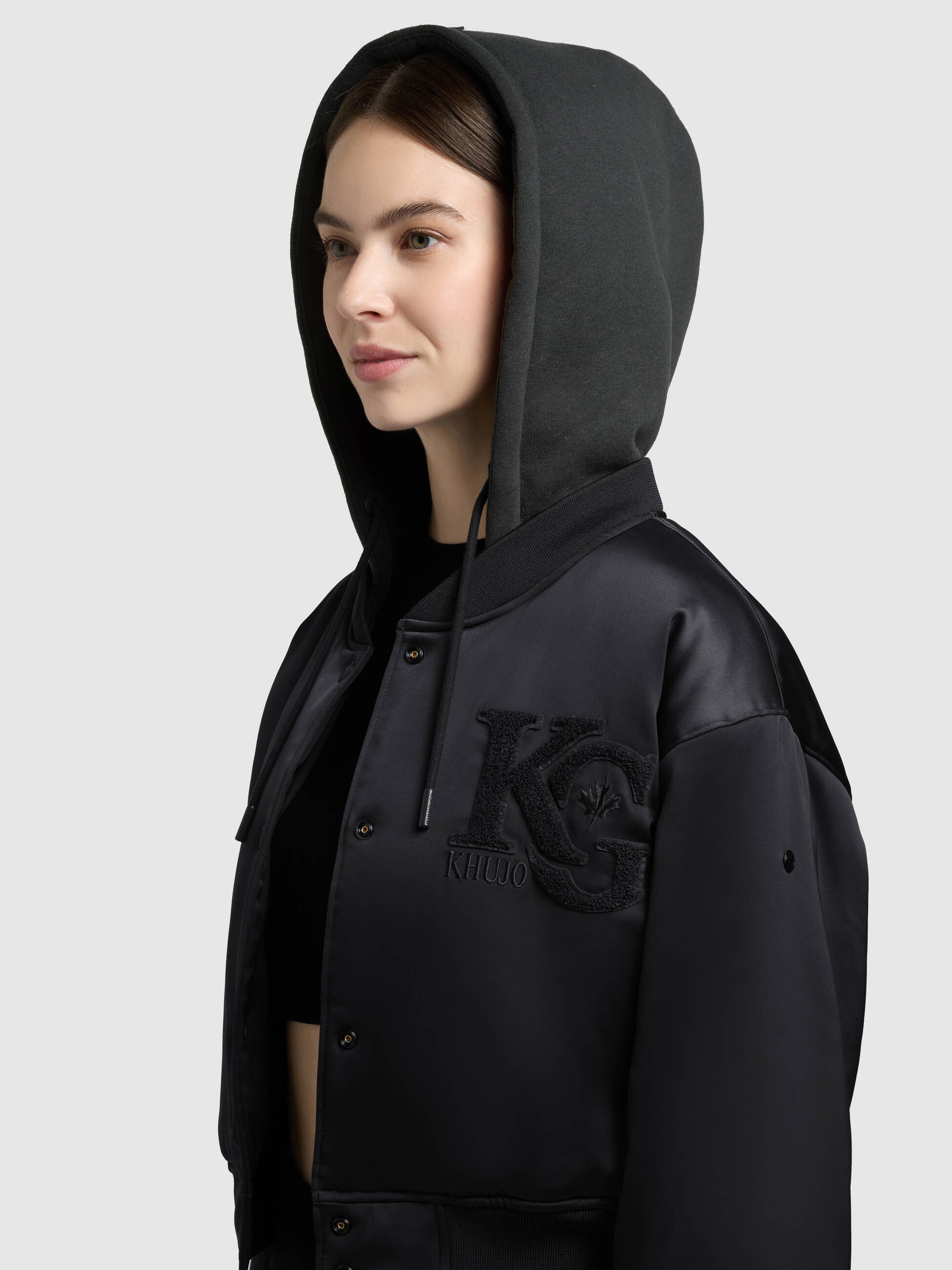 khujo-jacke-chani-black-leicht-wattierte-bomberjacke-mit-kapuze-aus-satin image 8