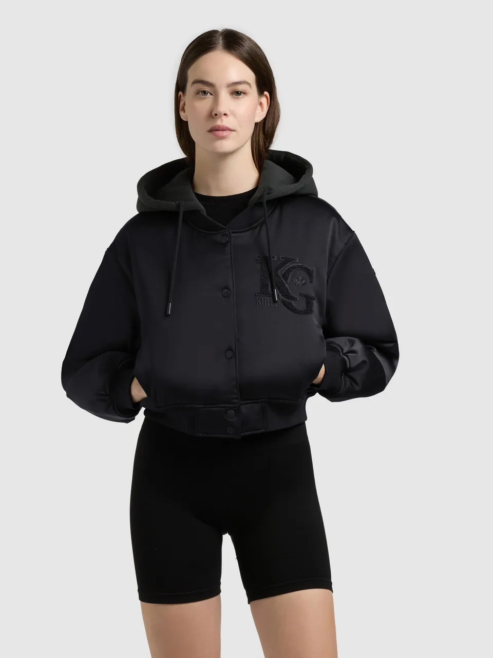 khujo-jacke-chani-black-leicht-wattierte-bomberjacke-mit-kapuze-aus-satin image 1