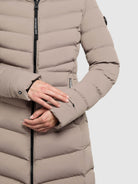 khujo-tuhani5-damen-steppmantel-greige-leichter-kurzmantel-slim-fit-matt image 8
