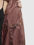 khujo-mantel-phoebe-damen-rosa-metallic-knielang-regular-fit image 8