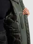 khujo-coat-oliva-sage-green-wintermantel-damen-mit-abnehmbarem-kunstfell image 8