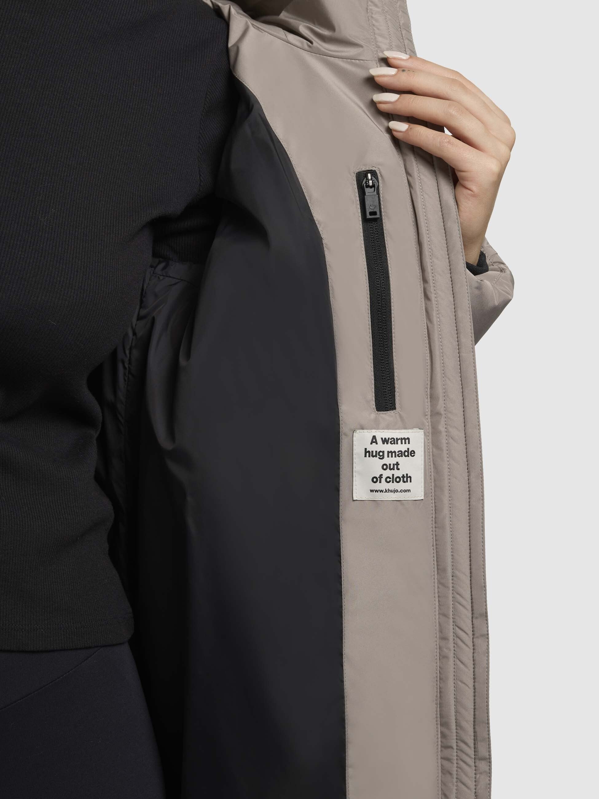 khujo-mantel-jilias5-graubeige-lange-damen-winterjacke-steppmantel image 8