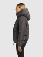 khujo-peeke2-damen-steppjacke-graphite-grey-mit-handschuhen image 5