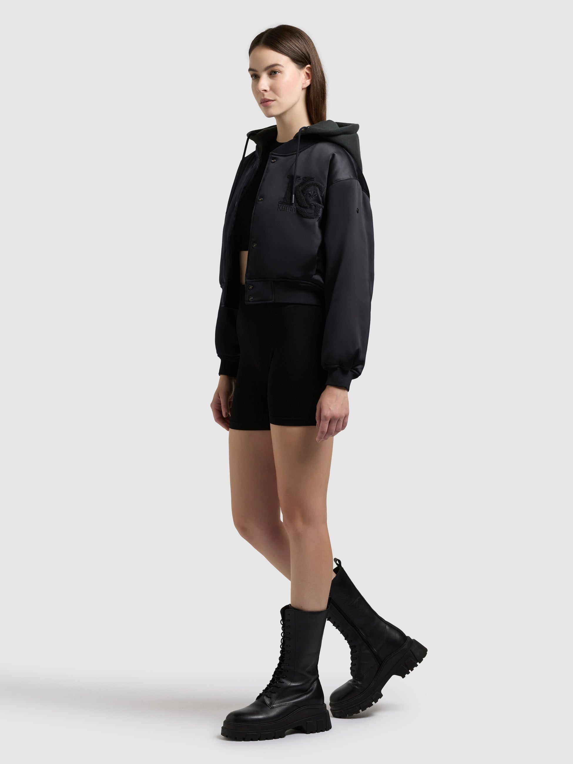 khujo-jacke-chani-black-leicht-wattierte-bomberjacke-mit-kapuze-aus-satin image 7