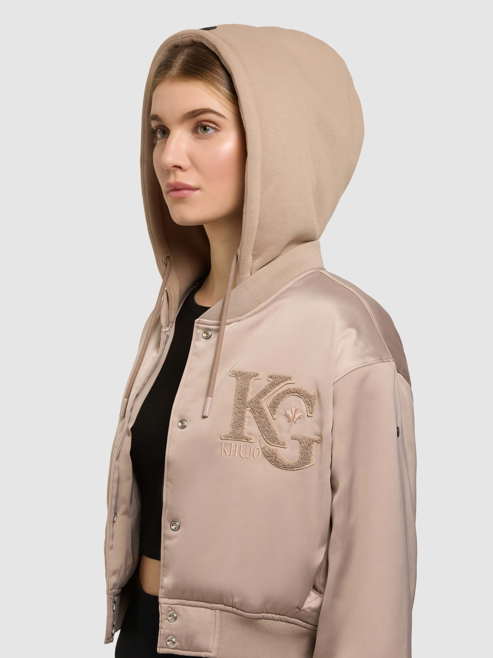 khujo-jacke-chani-latte-beige-damen-bomberjacke-leicht-wattiert-aus-satin-mit-ka image 7