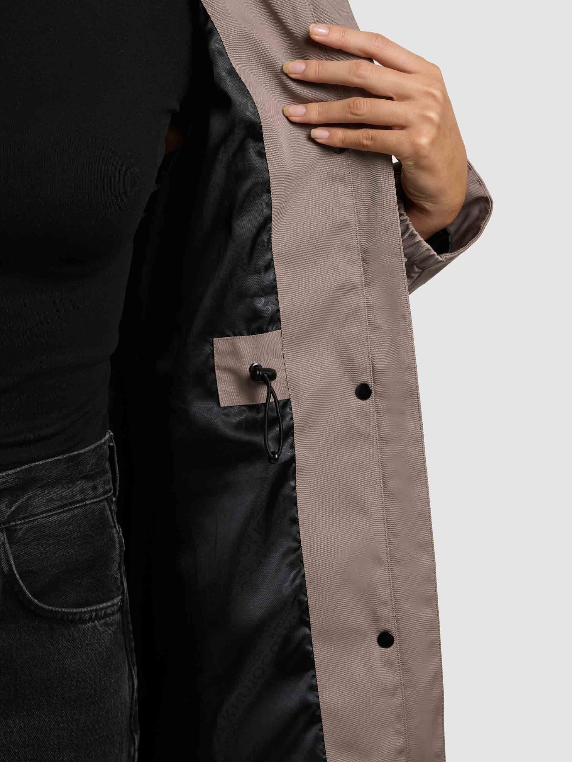 khujo-mantel-manao2-latte-brown-sommerparka-bergangsmantel-damen image 8
