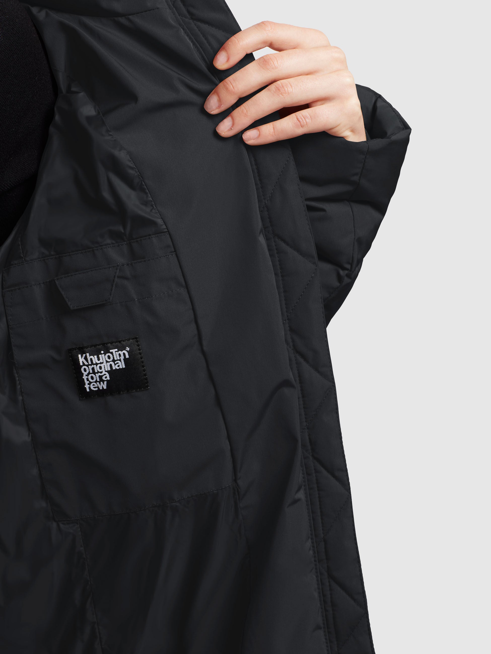 khujo-mantel-mikia-schwarz-knielanger-wattierter-steppmantel-regular-fit-mit-kap image 8