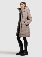 khujo-mantel-arlene-greige-slim-fit-steppmantel-mit-kapuze image 2