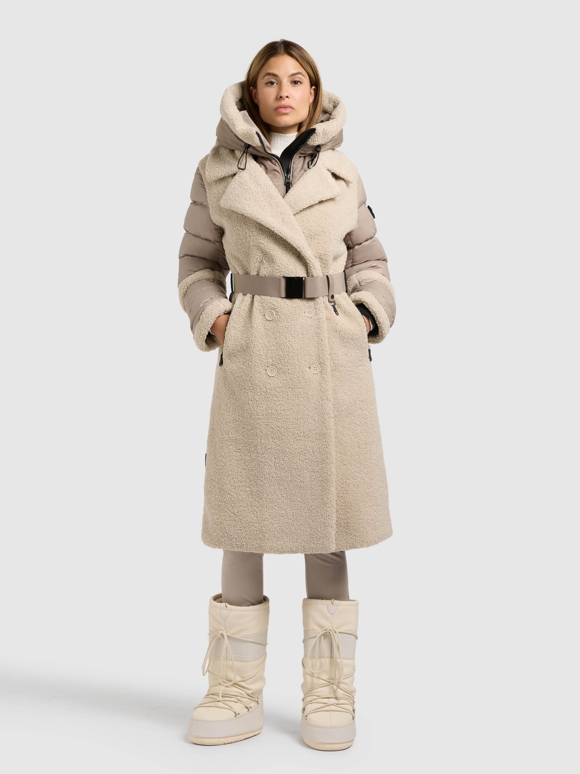 khujo-kalmia-greige-damen-kurzmantel-mit-teddyfleece-und-kapuzeneinsatz image 1