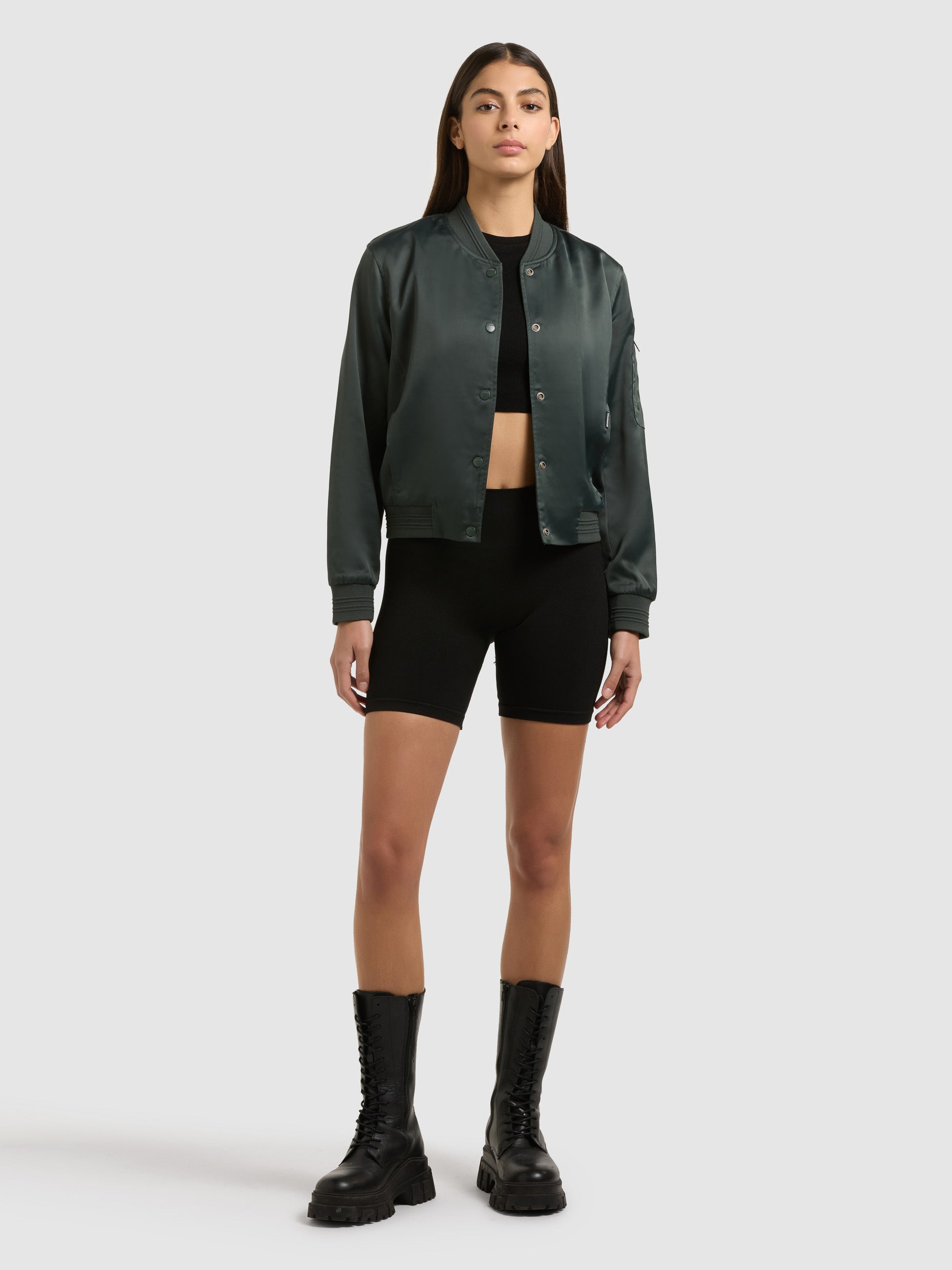 khujo-tami-damen-bomberjacke-satin-treetop-green image 2