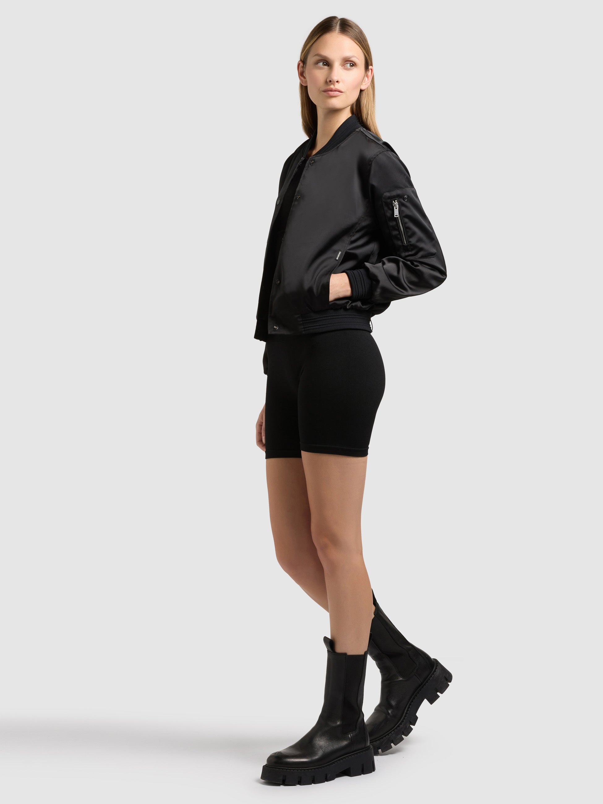 khujo-tami-bomberjacke-schwarz-damen-satin image 2