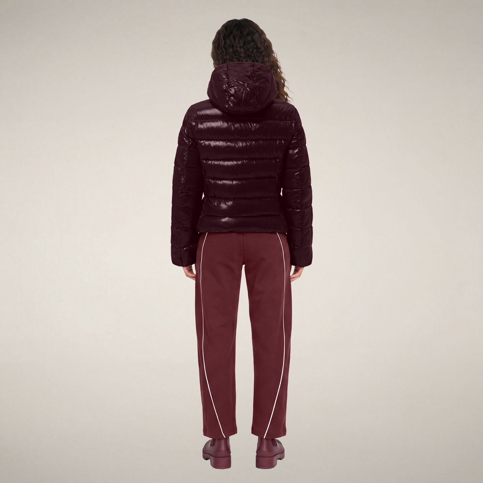 save-the-duck-cosmary-damen-daunenjacke-slim-bordeaux-mit-lack-finish image 2